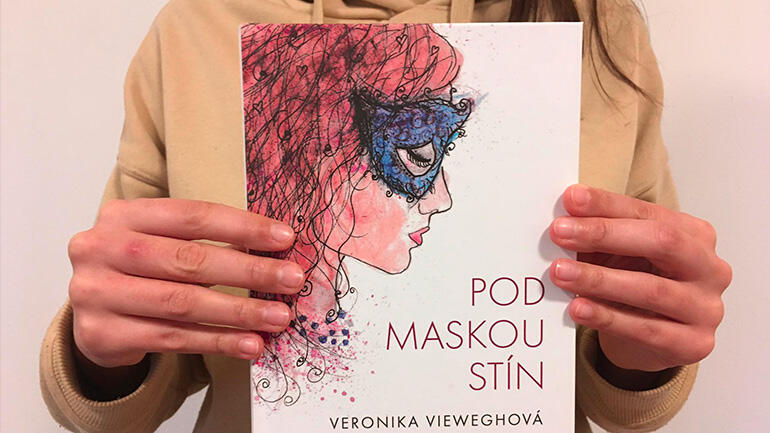 Pod maskou stín, Veronika Vieweghová, recenze, magazín KULT* Brno
